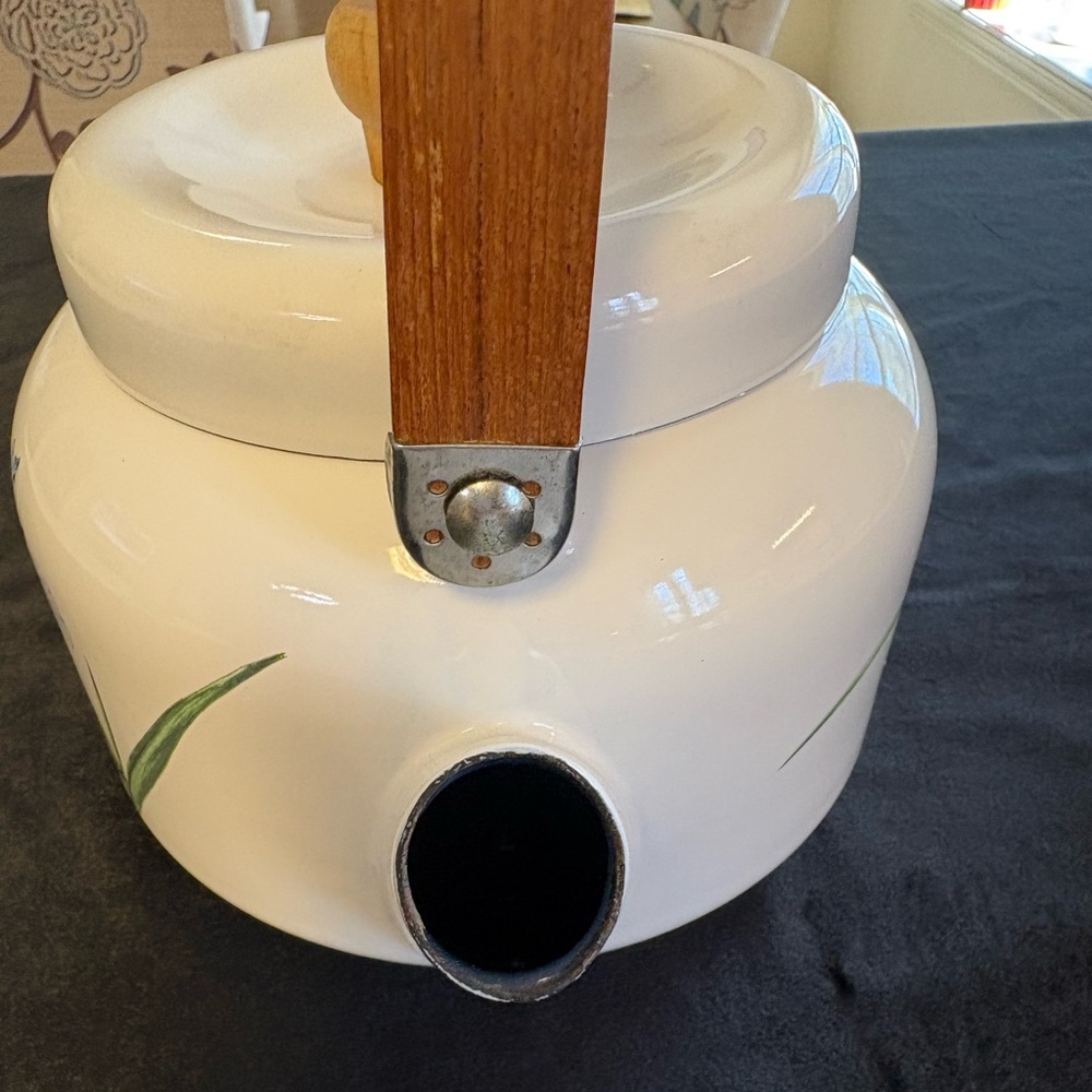 Vintage White And Blue Floral Metal Enamel Tea Kettle 2Qt - Picture 3 of 10